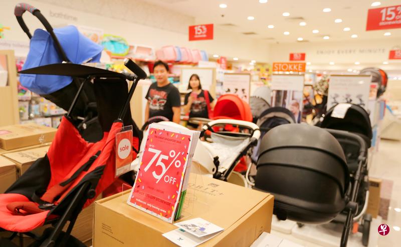 一些业者如儿童用品店Mothercare，提早展开新加坡热卖会大促销。（图＼《海峡时报》）