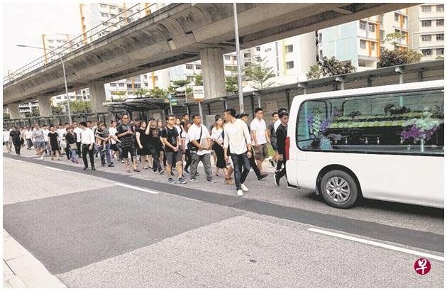 昨天早上约有200人送殡，包括受到许鸣浩鼓励、与他素未谋面的病友。（读者提供）