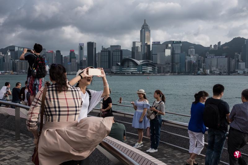 苏锦樑说，香港旅游业要有平稳及健康的发展，不应只追求旅客人数增加。（法新社）