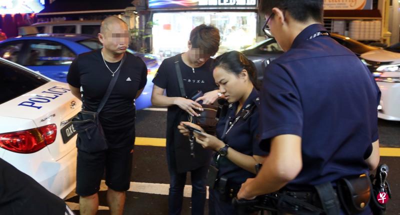 追债公司职员上餐馆闹，警员到场调查。