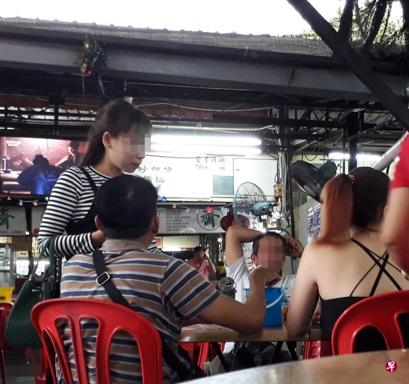 新山大马花园小贩中心每逢下午时间，吸引酒客前来饮酒，中国及越南女郎开始出动，寻找目标陪坐聊天。