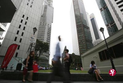 Singapore commercial district in a working day afternoon.  PHOTO:ZAOBAO