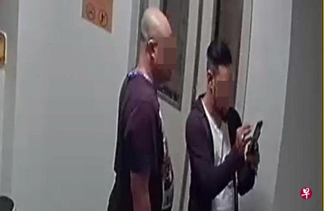 两名卫生科学局男职员到超市老板住家，单位外的电眼拍下画面。（取自面簿）