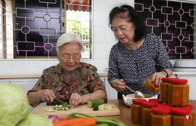 何思明和媳妇邱周淑娥一起准备家传阿渣。（《新报》）