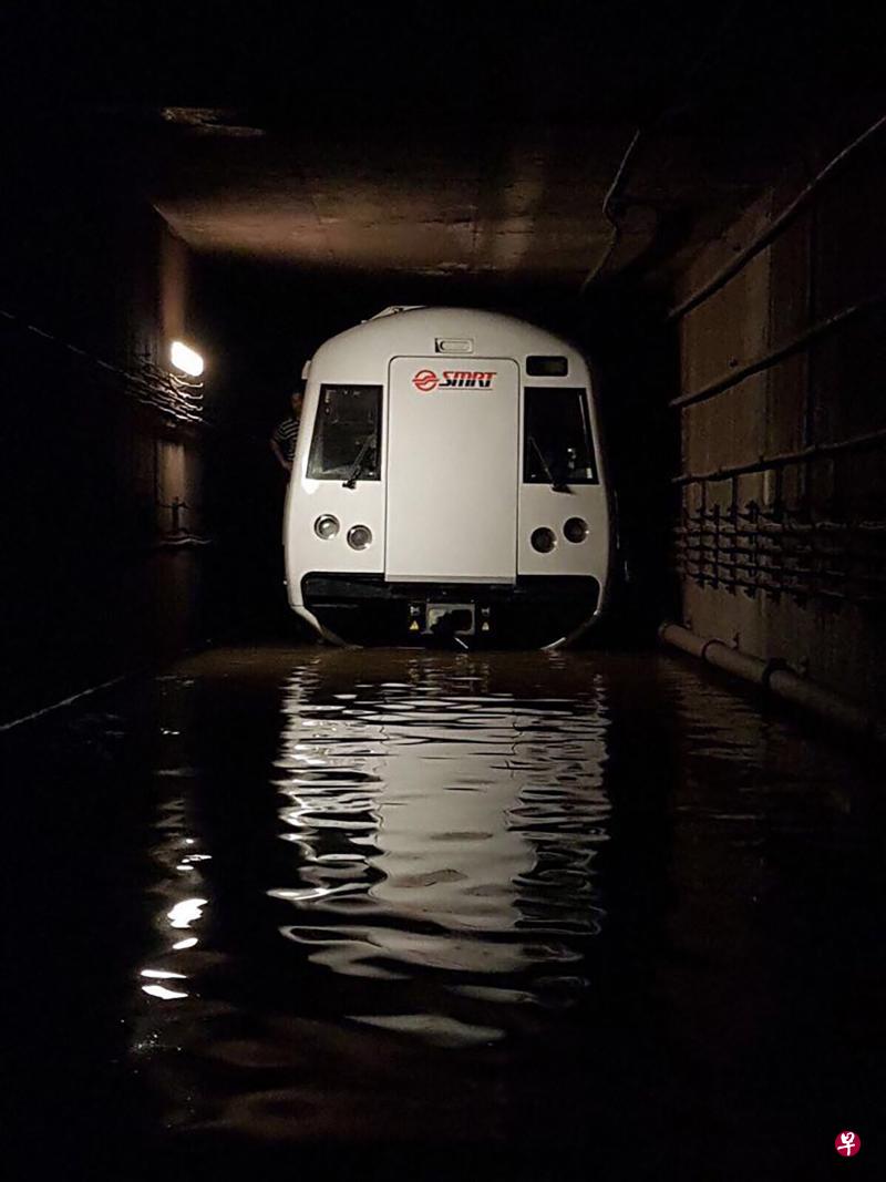 水泵故障导致地铁隧道淹水。（档案照）