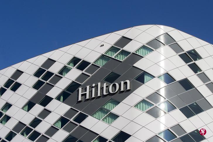 The logo of an Hilton hotel is seen at Schiphol airport near the city of Amsterdam, the Netherlands March 16, 2016.  Hotel operator Hilton Worldwide Holdings Inc reported fourth-quarter profit and revenue above Wall Street estimates, powered by rising demand for rooms in China as travel picks up pace in the world's second largest economy. FILE PHOTO: REUTERS