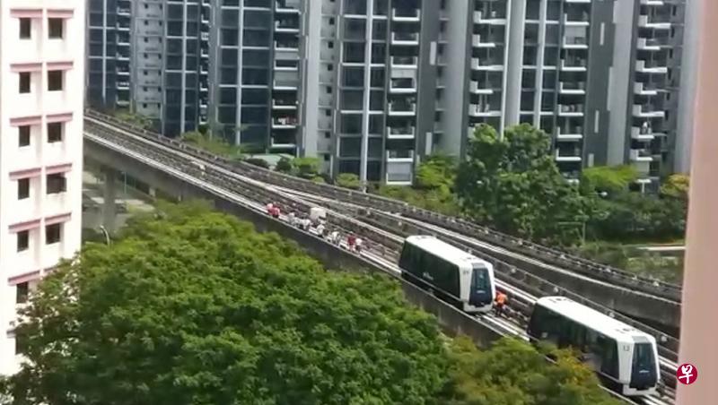 大年初一盛港轻轨列车出现故障，15名乘客迫走在轨道上疏散。（受访者提供）