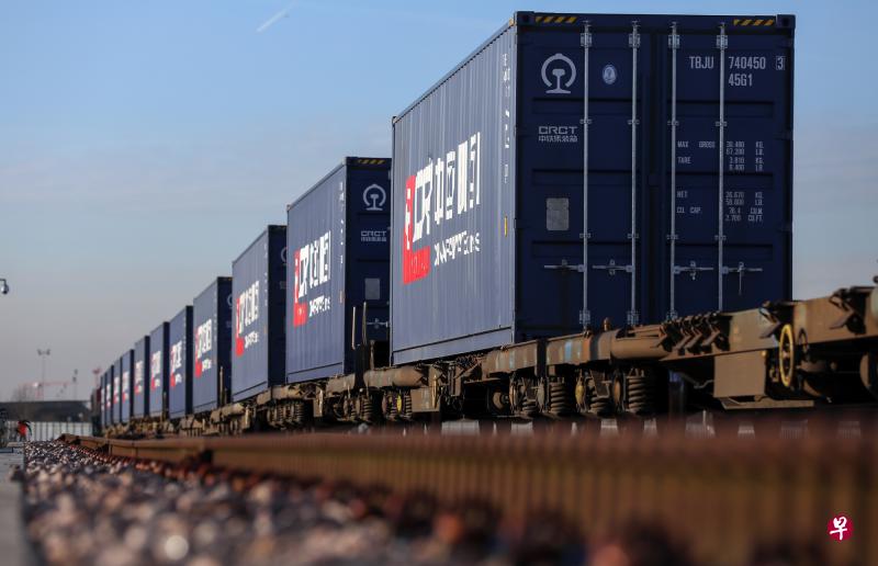 The value of cargo sent between between China and Europe by rail surged more than 140 percent in the first six months of last year, according to a new report from the Center for Strategic and International Studies in Washington. Some 35 Chinese cities are connected to 34 European cities, CSIS said, from Chongqing to Duisburg, and Xiamen to Budapest. A decade ago, none were. PHOTO: BLOOMBERG