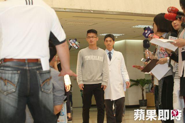 李敖长子李戡今天下午代表家属对媒体发言。（互联网）