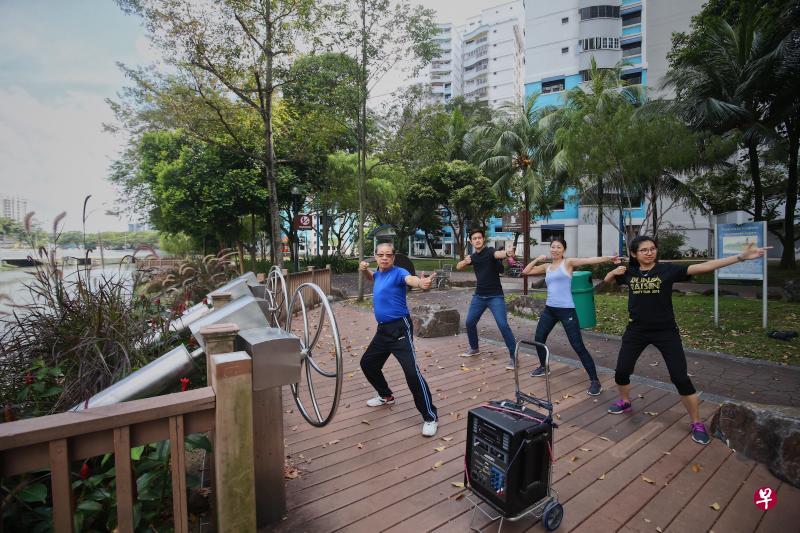 本地志愿福利团体与共享寓所平台合作，安排年长者与海内外游客分享各自特殊爱好，让游客深入了解我国风土民情的同时，也能为志愿福利团体筹集善款，支持机构所举办的各种活动。（叶振忠摄）