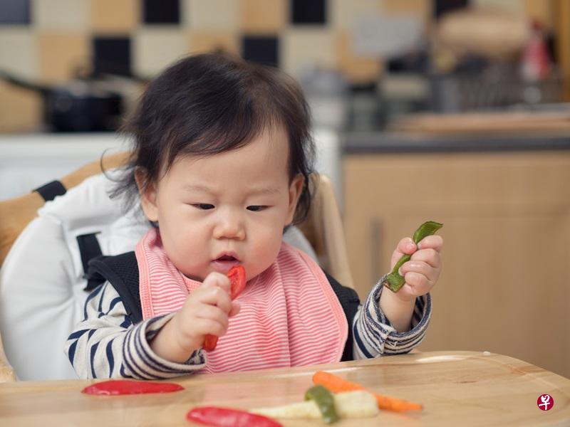 若孩童挑食，建议让他们碰触不爱吃的食物。（iStock）