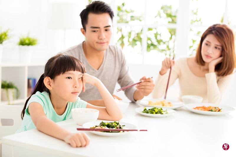 若孩子挑食，父母应通过不同方法鼓励孩子尝试。（iStock）