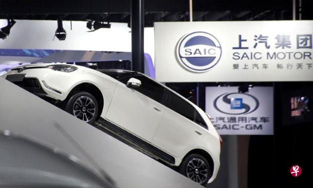 SAIC Motor Corp's logos are pictured at its booth during the Auto China 2016 auto show in Beijing, China April 26, 2016. A delegation from SAIC had reviewed a new Egyptian investment law that encourages full-car manufacturing, rather than just assembly, Xinhua reported the minister as saying. FILE PHOTO: REUTERS