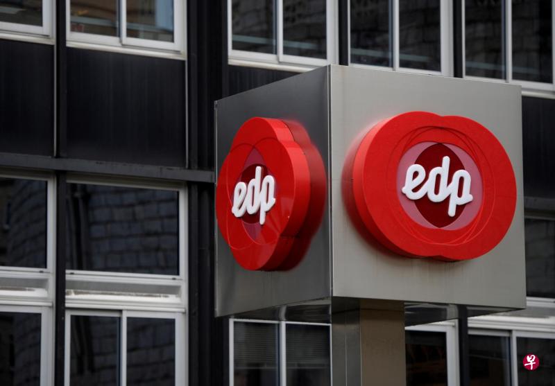  The logo of Portuguese utility company EDP - Energias de Portugal is seen at the company's offices in Oviedo, Spain, May 14, 2018. FILE PHOTO: REUTERS