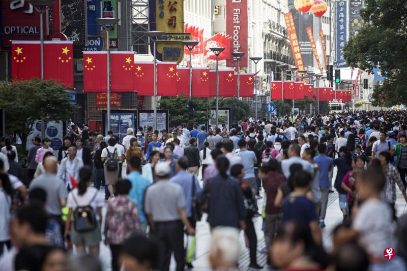 人来人往的上海街头。（彭博社）