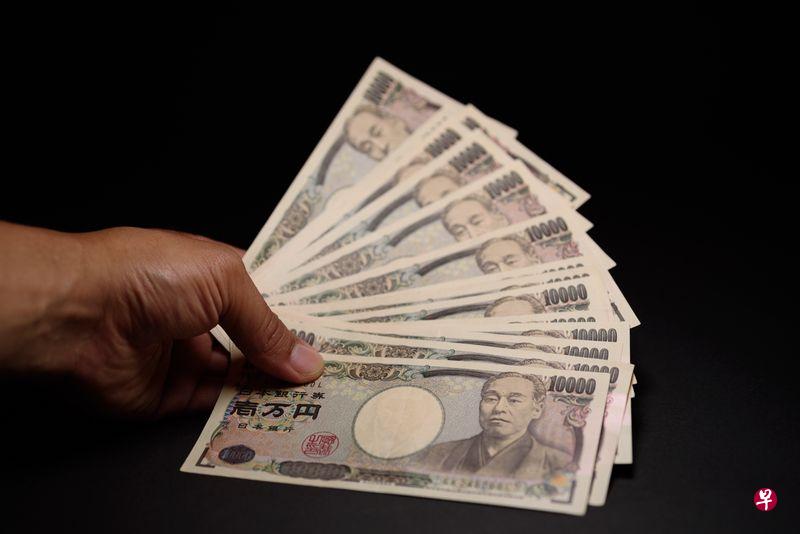 Instead of pushing more yen into an economy that has already absorbed a threefold increase in cheap central-bank funds in five years without any sign of the much-awaited 2 percent inflation, maybe it’s time to abolish cash altogether. PHOTO: BLOOMBERG