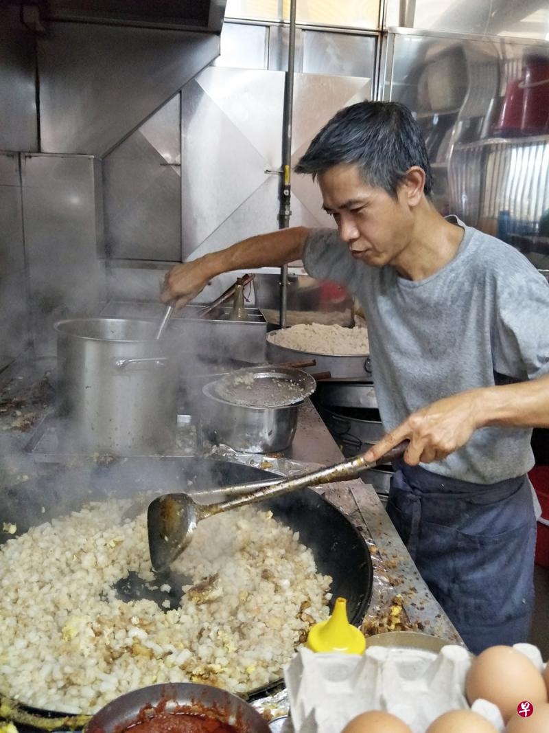 黄雄游8年前接手父亲的摊位，炒起菜头粿还是乐在其中。（洪嘉仪 摄）