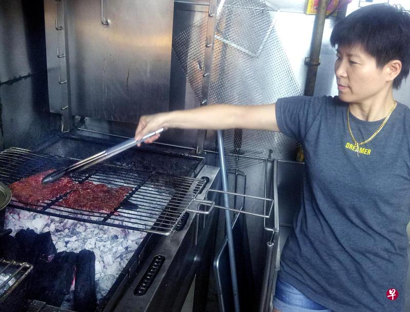 夫妇俩每日需花上四小时腌制肉类，另12小时在木藤板上烟熏。