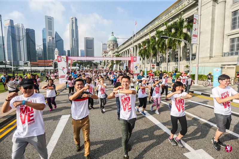 “全民舞动聚焦点”在维多利亚音乐厅前草地（Empress Lawn）和国家美术馆前举行，嘉宾是交通部兼文化、社区及青年部高级政务次长马炎庆（前排中）。