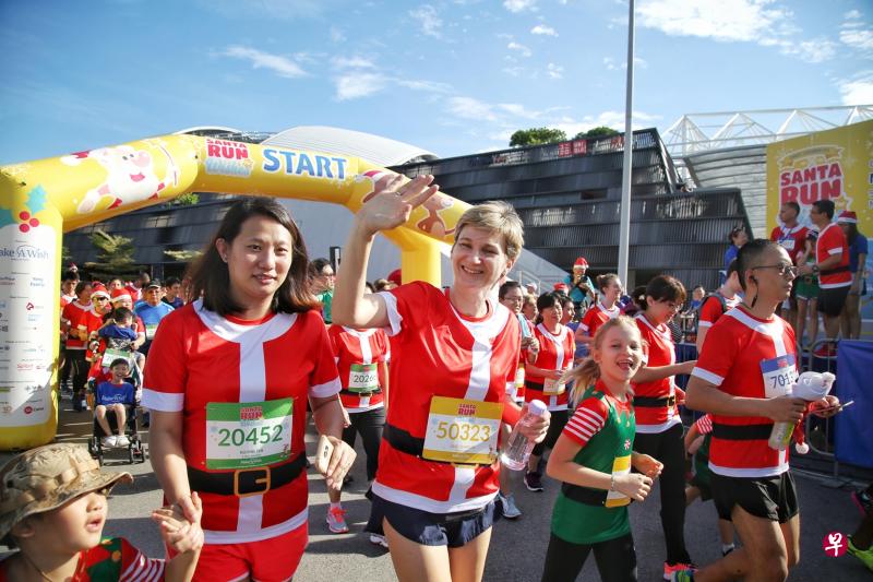 义跑参与者打扮成圣诞老人和精灵，参加第5届“Santa Run For Wishes”圣诞主题义跑。（严宣融摄）