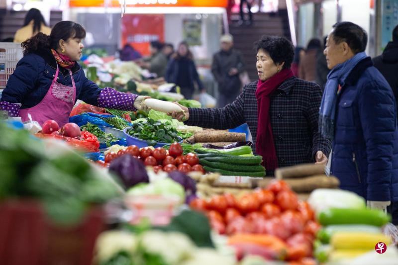 分析师认为，中国居民消费价格指数未来几个月将面临温和的上涨压力，中国工业生产者出厂价格指数预计将继续走低。（新华社）