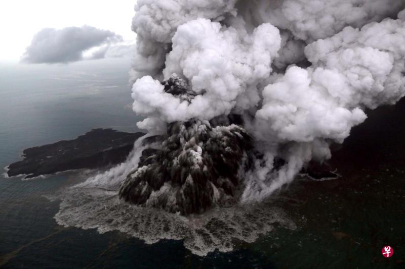 鉴于喀拉喀托之子火山继续喷发，附近所有航班必须改道。（路透社）