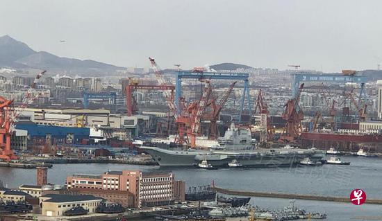 据新浪军事报道，中国首艘国产航母今日起航，疑似要进行第四次海试。（互联网）