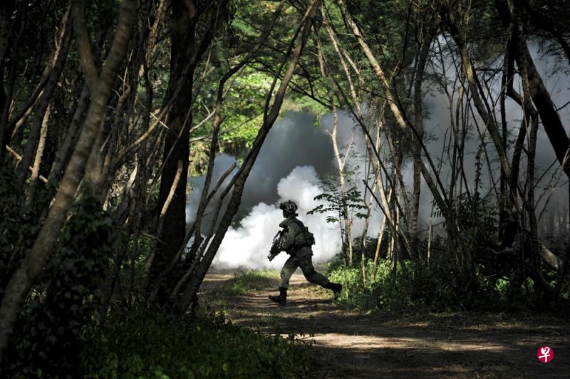 一名我国士兵在进行野外训练。（档案照）