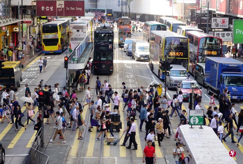 香港财政司司长陈茂波昨天（16日）出席2019亚洲私募投资论坛致辞时透露，截至2018年中，香港作为亚洲第二大私募基金中心，私募基金管理的规模高达1520亿美元（2060亿新元），占了亚洲16%。（中新社）