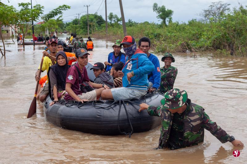 洪水淹没河边住宅区，目前仍有25人下落不明。（法新社）