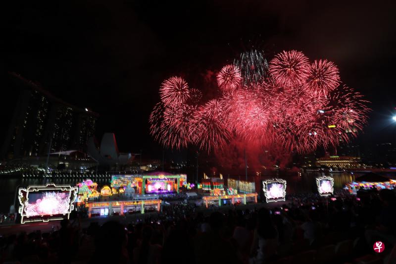 配合新加坡开埠200周年举行的“丰年稔岁烟花夜”在滨海湾浮动舞台举行，是春到河畔历来规模最盛大的烟花汇演。（饶进礼摄）