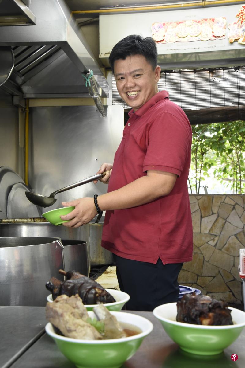 韩弨伻热爱烹煮海南美食，20年前学会父亲手艺后，将红炆猪脚发扬光大，如今考虑以中央厨房概念拓展分行。（特约伍书永摄）