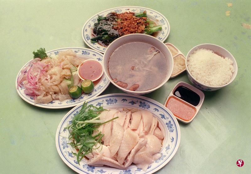 作者想起以前母亲买鸡饭，总把鸡肉给孩子，自己吃白饭。（档案照片）