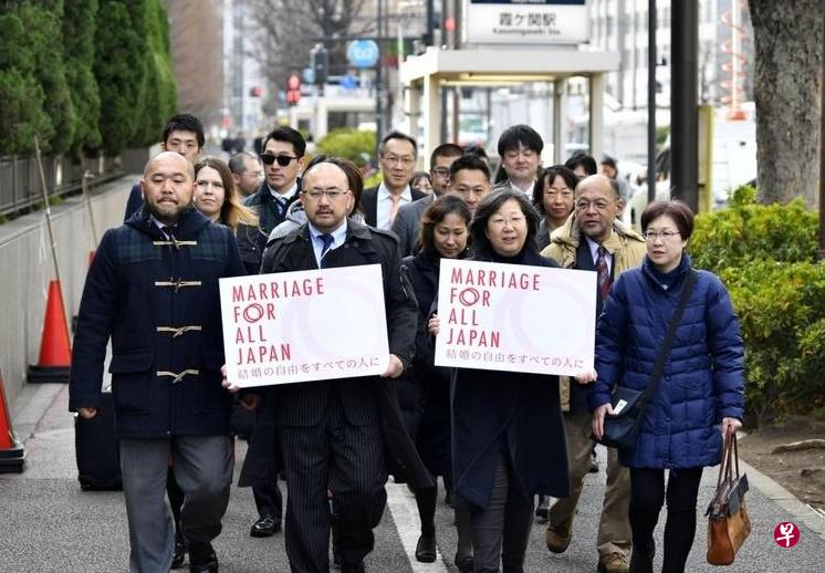 六对情侣手持“所有日本人的婚姻”游行至东京区域法院。（共同社）