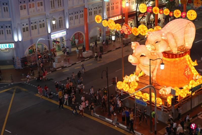 牛车水2019年的农历新年亮灯活动以“新春大吉福满城，欣欣向荣庆丰年”为主题，其中的亮点是9.5米高的大型猪年灯笼，由多个猪型、金币和钱袋组成。（档案照）