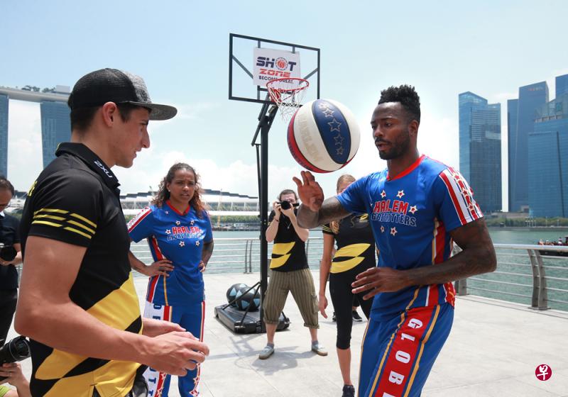 哈林花式篮球队（Harlem Globetrotters）今天下午在鱼尾狮公园为来临4月5日的表演赛造势。（唐家鸿摄）