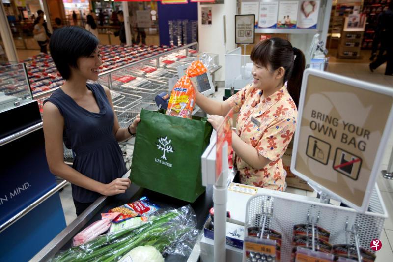 本地超市希望鼓励国人少用塑料袋。（档案照片）