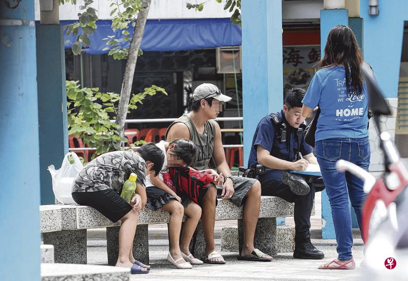 警员到场后，男童的父亲（左三）也协助调查。