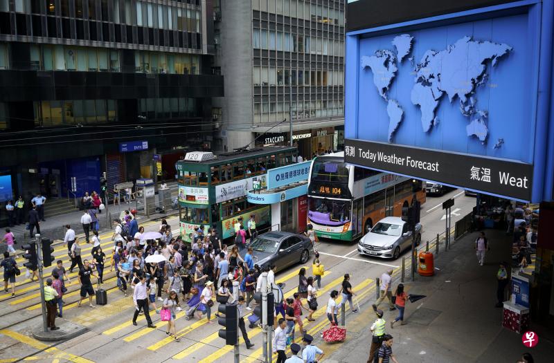 中国将在大湾区推行个人所得税补贴政策，向香港低税负政策看齐，为吸引更多国际高端人才和紧缺人才铺路。图为香港中环街头。（中新社资料图）