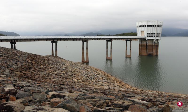 新加坡在柔佛建造了林桂水坝，储存水并在旱季释放，以便泵站可泵送可用的水。（档案照片）