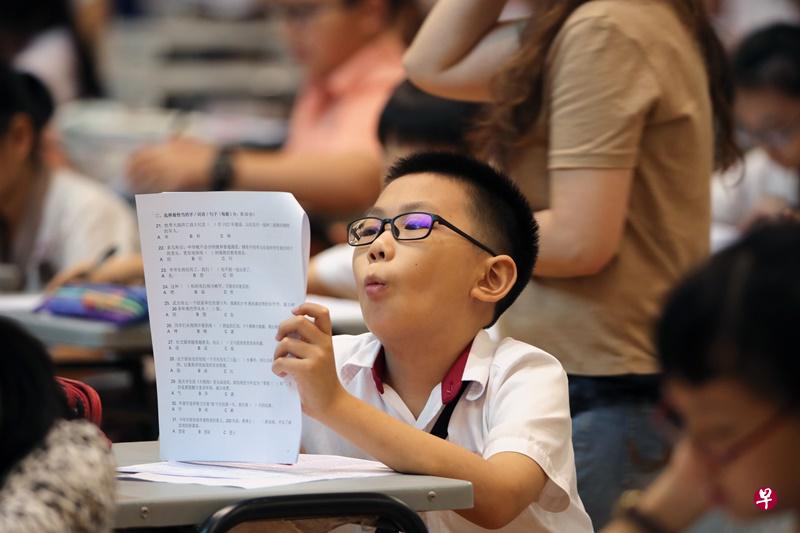 同学们为华文大比拼2019的题目，绞尽脑汁。（龙国雄摄）