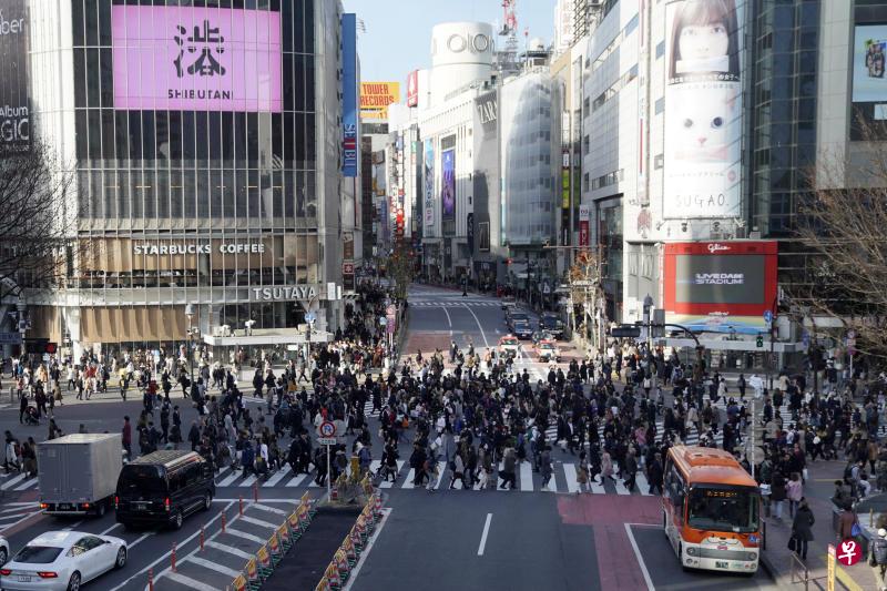 2019年3月18日，日本东京涩谷区的一个十字路口的人流。（彭博社）