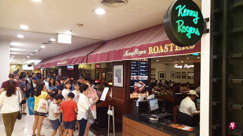 Kenny Rogers Roasters烤鸡店今晚最后一夜，许多食客到场光顾现人龙。（刘启成摄）