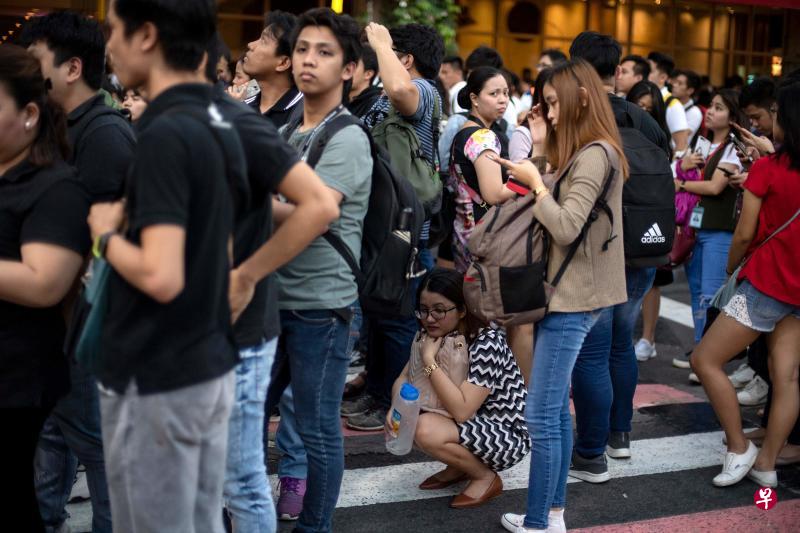 地震发生时，马尼拉有强烈震感，不少民众在地震发生后纷纷逃到室外。（法新社）