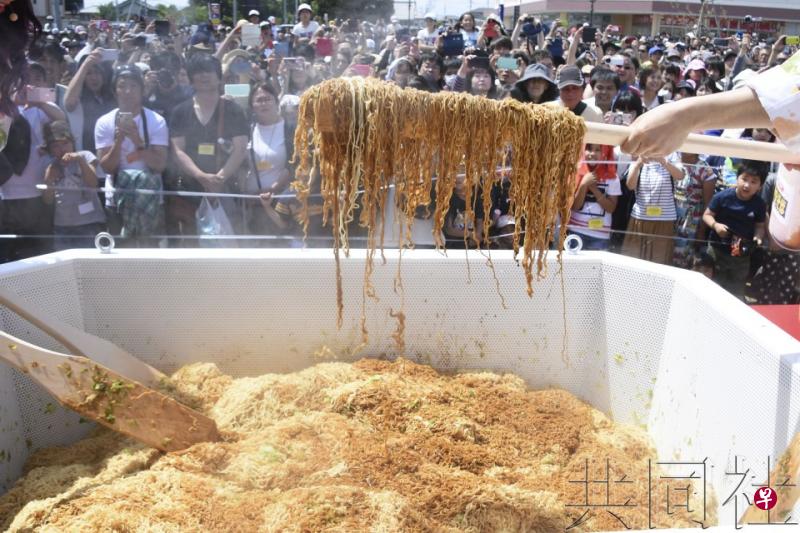 星期天举行的巨型方便面试吃活动创下了健力士世界记录。（共同社） 