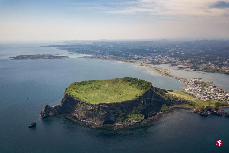 2019年5月10日，火山岩形成的韩国济州岛日出峰景观。（法新社） 