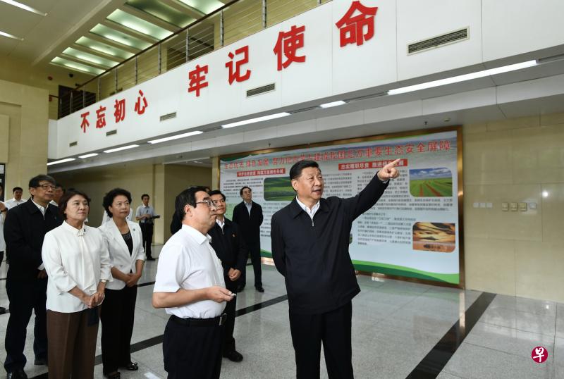 中国总书记习近平16日在内蒙古自治区自然资源厅调研指导开展“不忘初心、牢记使命”主题教育。 （新华社） 