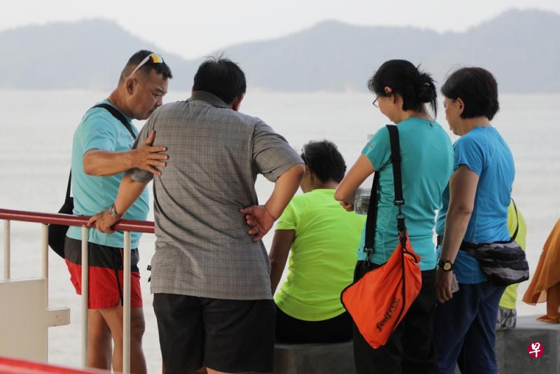 家属们到丰盛港的彭加梦码头等待搜救结果。（海峡时报）