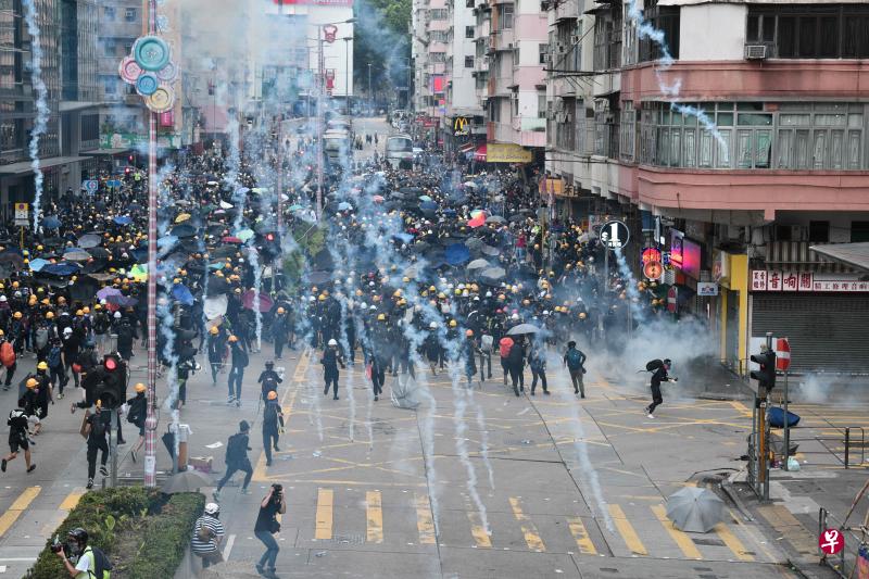 香港警方在深水埗向示威者发射催泪弹，示威者则丢回催泪弹予以反击。（法新社）