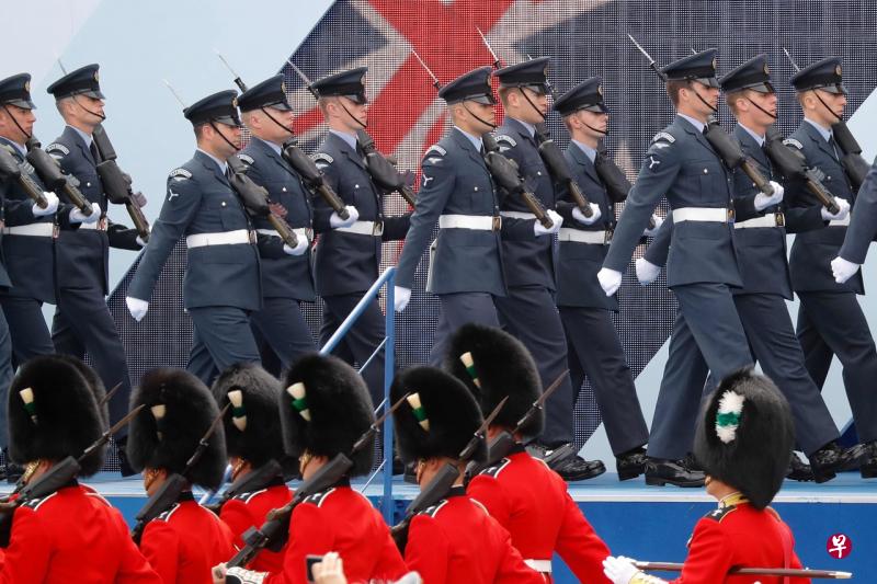 6月5日，英国皇家空军参加了在英国南部朴次茅斯举行的诺曼底登陆75周年纪念活动。（法新社） 